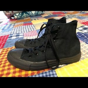 Black converse woman’s 7